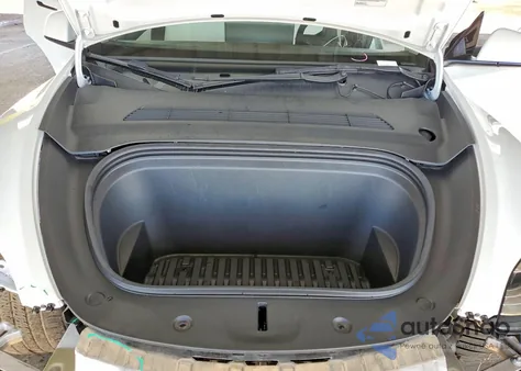 2022 Tesla Model Y z USA, uszkodzony, nr VIN 7SAYGDEE5NF325474